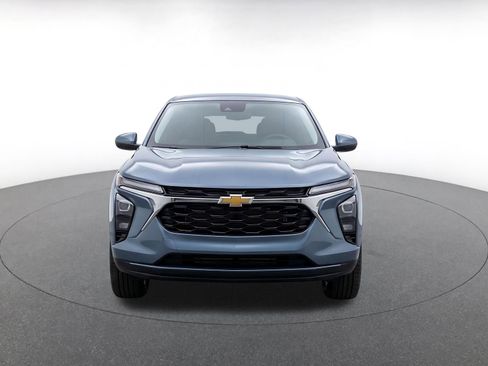 Used 2025 Chevrolet Trax LT FWD image 2