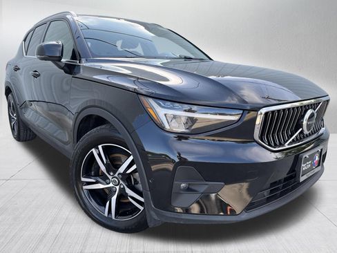 Used 2023 Volvo XC40 B5 Plus AWD/4WD image 3