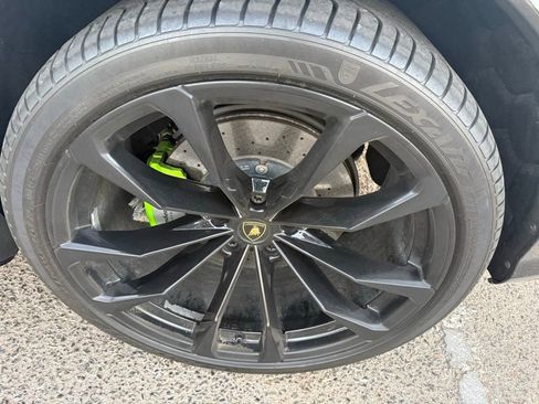 Used 2020 Lamborghini Urus AWD/4WD image 32