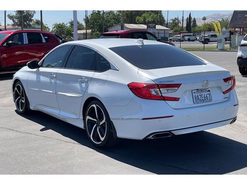 Used 2018 Honda Accord Touring image 3