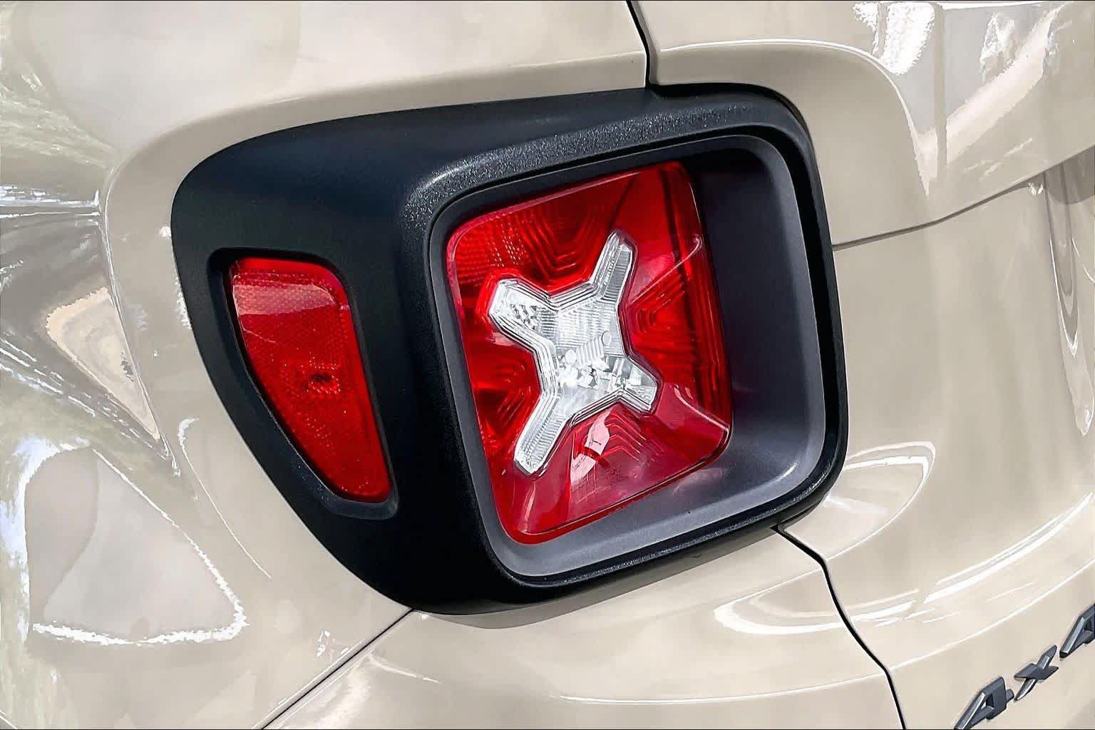 Used 2015 Jeep Renegade Trailhawk AWD/4WD image 28