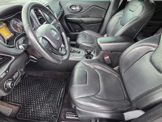 Used 2019 Jeep Cherokee Trailhawk AWD/4WD image 6