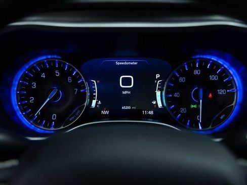 Used 2024 Chrysler Pacifica Touring-L image 2