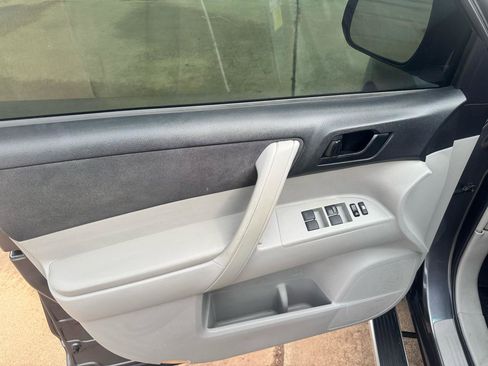 Used 2012 Toyota Highlander FWD w/ Tow Pkg image 27