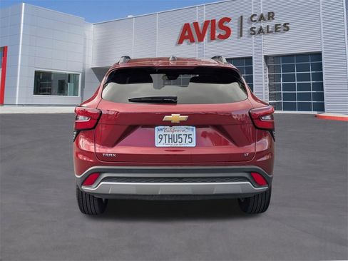 Used 2025 Chevrolet Trax LT w/ LT Convenience Package image 7
