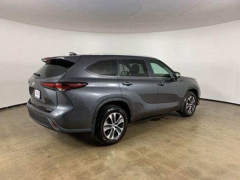 Used 2024 Toyota Highlander XLE AWD/4WD image 8