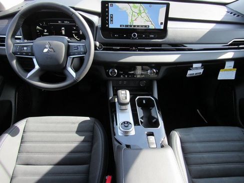 New 2025 Mitsubishi Outlander SE image 8