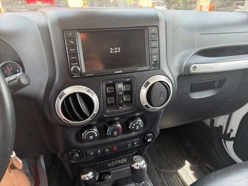 Used 2017 Jeep Wrangler Unlimited Sahara w/ Connectivity Group AWD/4WD image 5