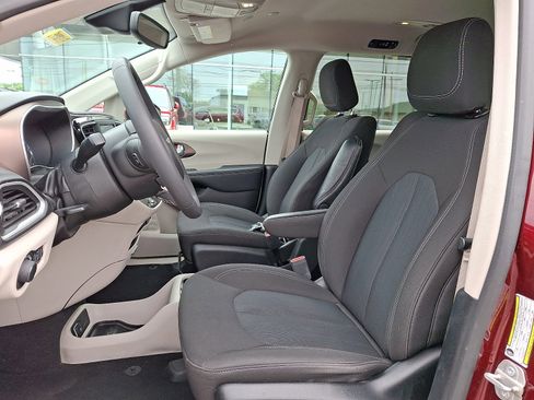 Used 2023 Chrysler Voyager LX FWD image 14