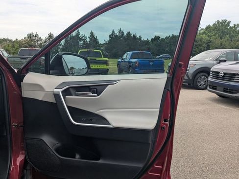 Used 2022 Toyota RAV4 XLE FWD image 30
