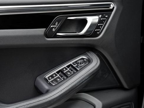 Certified 2026 Porsche Macan AWD/4WD image 8