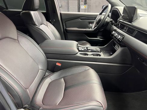 Used 2025 Honda Pilot Black Edition image 4