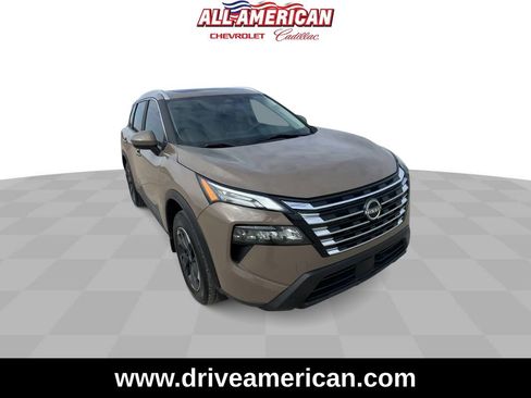 Used 2024 Nissan Rogue SV w/ SV Premium Package image 2