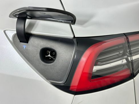 Used 2021 Tesla Model Y Long Range image 35