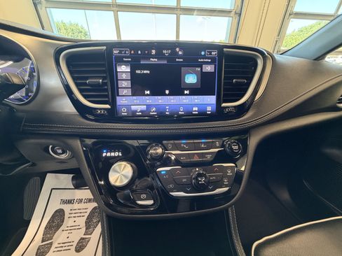 Used 2023 Chrysler Pacifica Limited w/ S Appearance Package AWD/4WD image 9