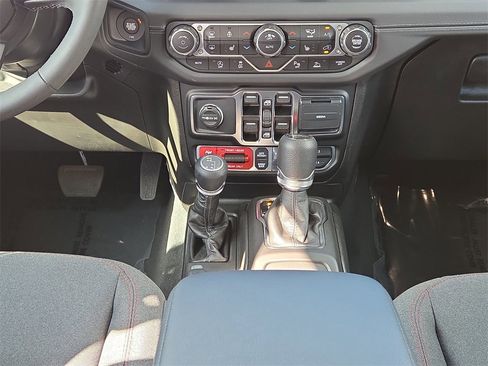 Certified 2025 Jeep Gladiator Rubicon w/ Safety Group image 20