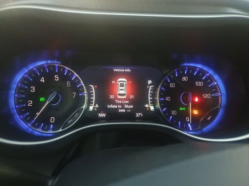 Used 2025 Chrysler Pacifica Select image 25