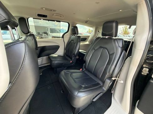 Used 2024 Chrysler Pacifica Touring-L FWD image 12