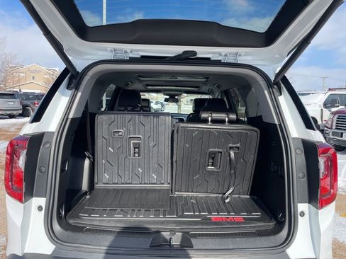 Used 2023 GMC Acadia SLT w/ Technology Package image 16