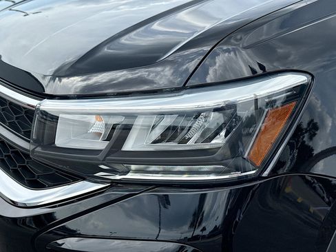 Used 2023 Volkswagen Taos SE w/ Panoramic Sunroof Package FWD image 9
