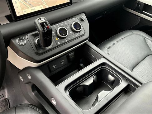 Used 2024 Land Rover Defender 110 SE image 18