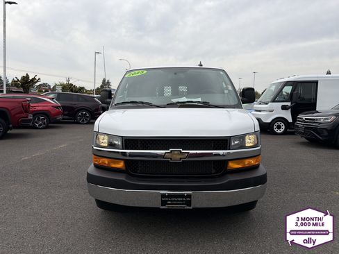 Used 2025 Chevrolet Express 2500 w/ Driver Convenience Package RWD image 8