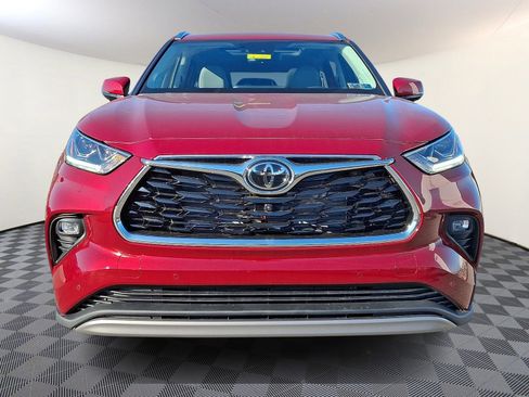 New 2026 Toyota Highlander Platinum image 2