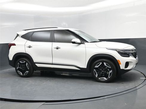 Used 2025 Kia Seltos SX w/ SX Sunroof Package image 2