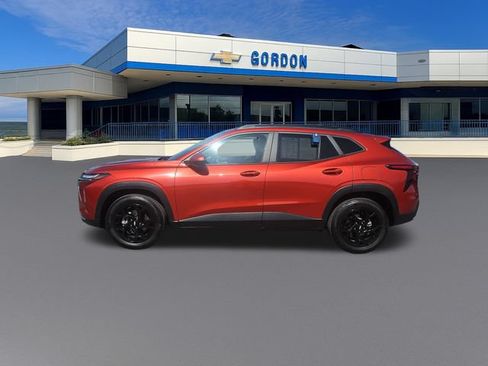 Used 2024 Chevrolet Trax LT w/ Driver Confidence Package FWD image 2