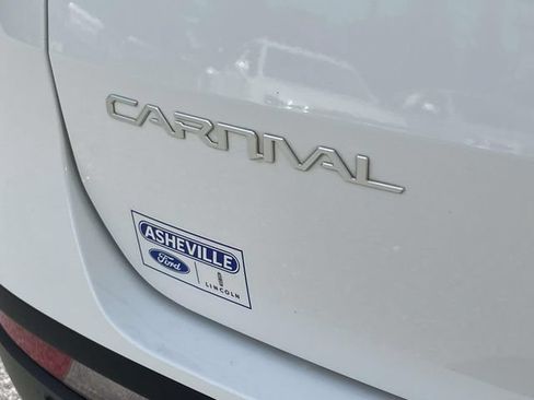 Used 2023 Kia Carnival LX FWD image 10