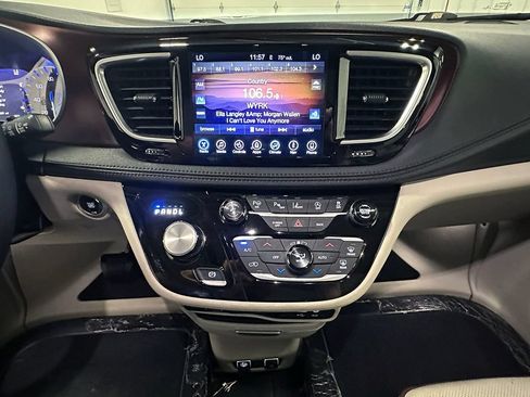 Used 2017 Chrysler Pacifica Limited FWD image 37
