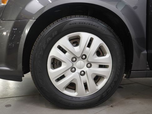 Used 2019 Dodge Grand Caravan SE w/ UConnect Hands-Free Group image 28