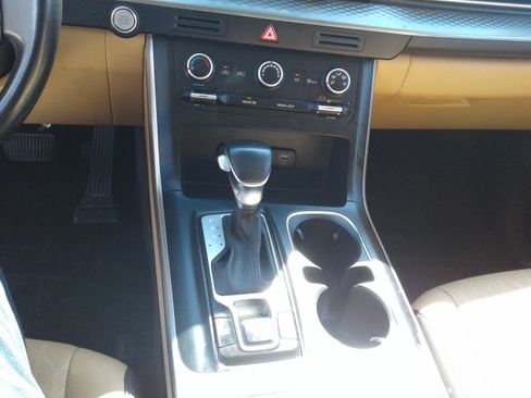 Used 2022 Kia Carnival LX FWD image 18