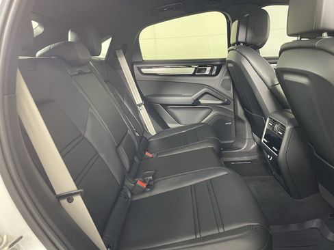Certified 2023 Porsche Cayenne Platinum Edition image 23