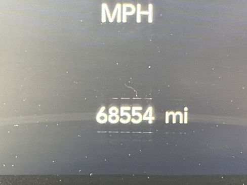 Used 2023 Chrysler Pacifica Touring-L FWD image 5