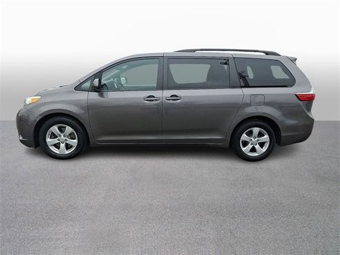 Used 2017 Toyota Sienna LE image 7
