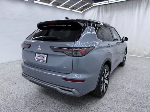 Used 2025 Mitsubishi Outlander SEL FWD image 2