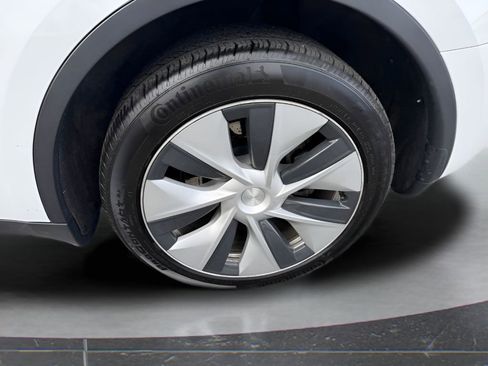 Used 2023 Tesla Model Y Long Range image 8
