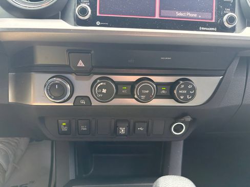 Used 2020 Toyota Tacoma SR5 w/ Technology Package AWD/4WD image 15