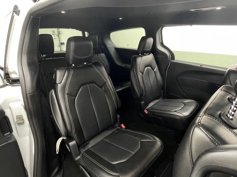 Used 2025 Chrysler Pacifica Select FWD image 34