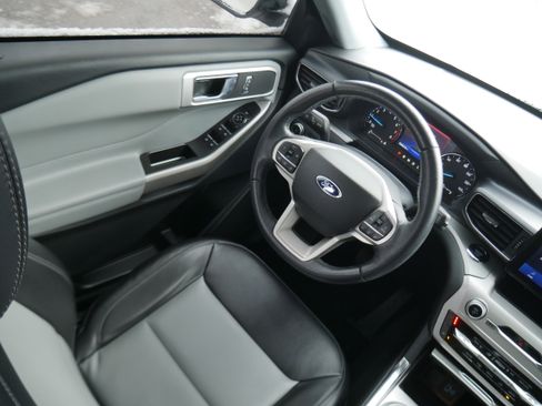Used 2022 Ford Explorer XLT w/ Equipment Group 202A image 9