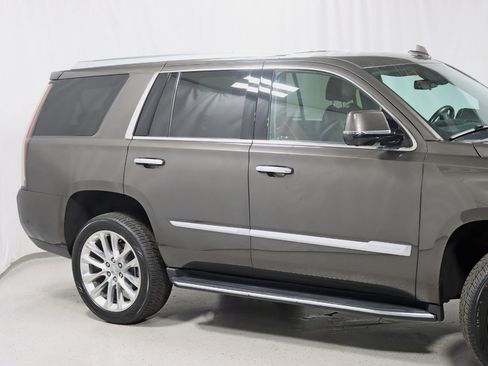Used 2020 Cadillac Escalade Luxury AWD/4WD image 3