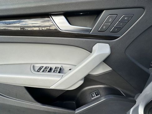 Used 2022 Audi Q5 2.0T Premium w/ Convenience Package image 11