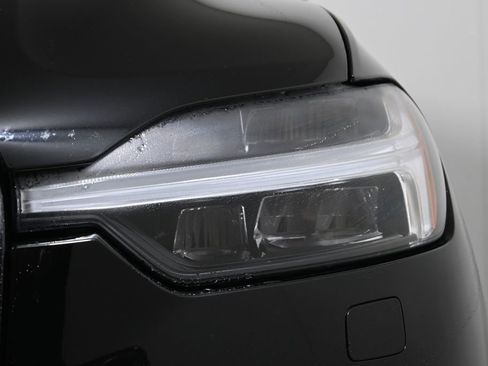 Used 2023 Volvo XC60 B5 Plus image 11