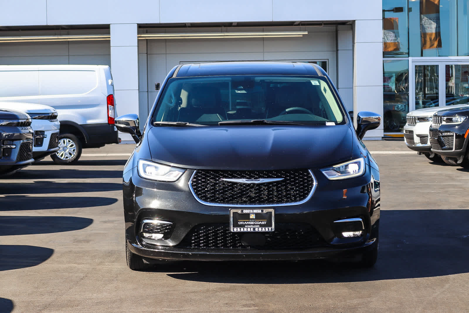 Used 2023 Chrysler Pacifica Limited FWD image 2