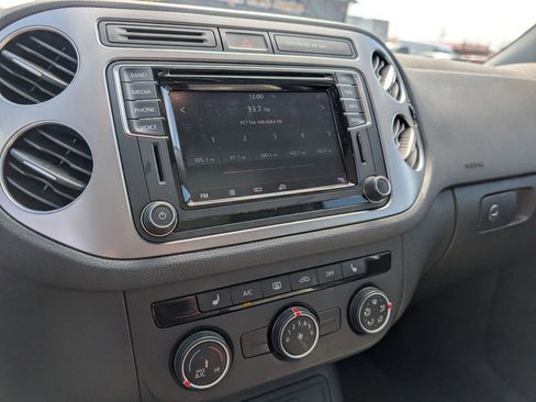 Used 2016 Volkswagen Tiguan SE image 18