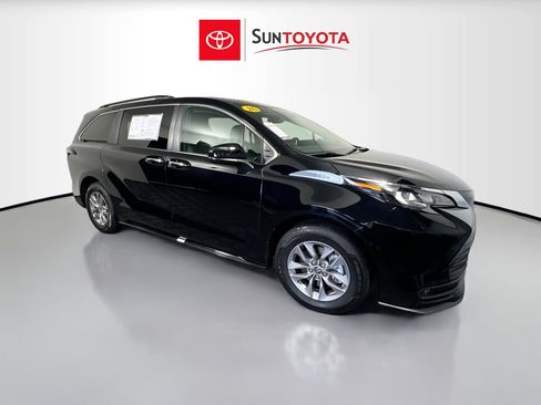 Used 2026 Toyota Sienna XLE image 1