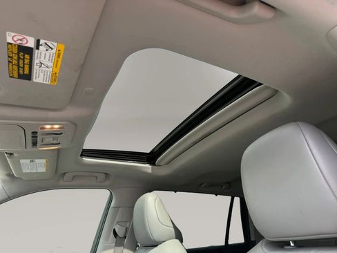 Used 2021 Toyota Highlander XLE AWD/4WD image 19