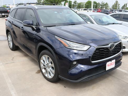 Used 2022 Toyota Highlander Limited image 2