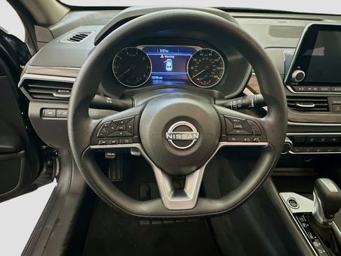 Used 2025 Nissan Altima 2.5 SV FWD image 18